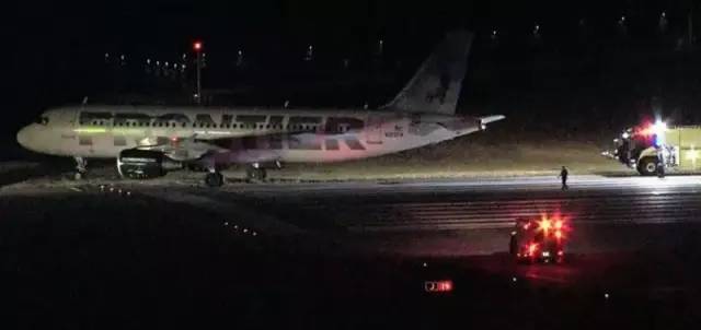 边疆航空f9-538航班从丹佛飞抵华盛顿里根机场,飞机降落时向右偏出了