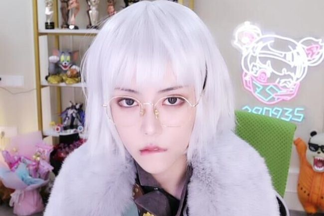 周淑怡cos灵笼白老板高度还原引发好评官方只求周姐不开口