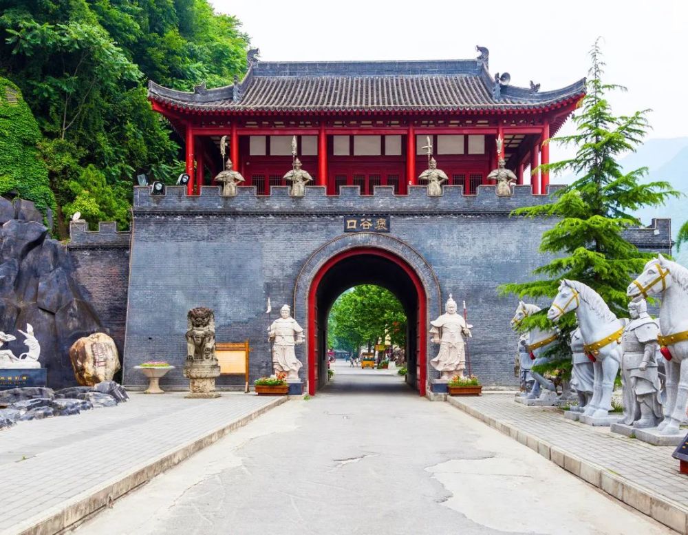 图为汉中石门栈道景区褒谷口