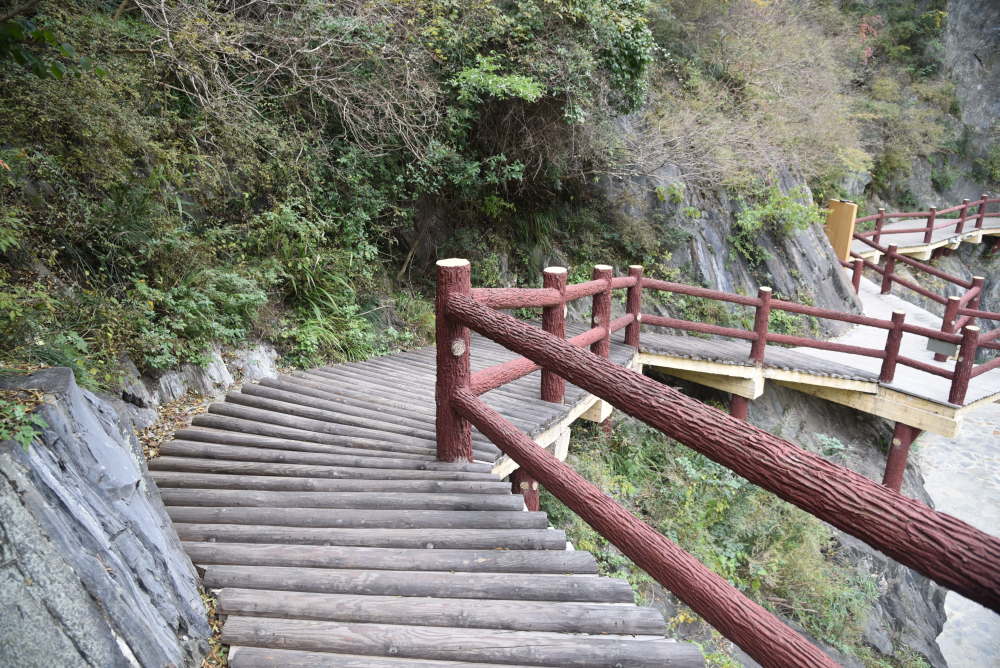 图为汉中石门栈道景区内褒斜栈道