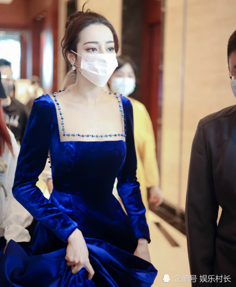 迪丽热巴出席拾光盛典,生图绝美怼脸镜头却显真实脸型,美背特写无与伦