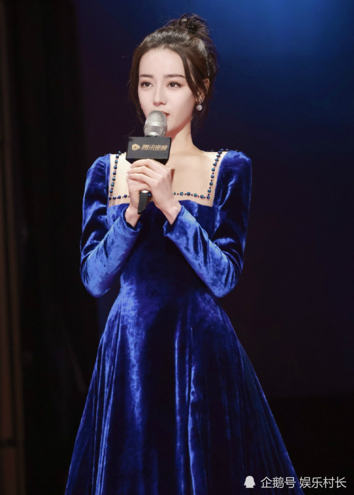 迪丽热巴出席拾光盛典,生图绝美怼脸镜头却显真实脸型,美背特写无与伦