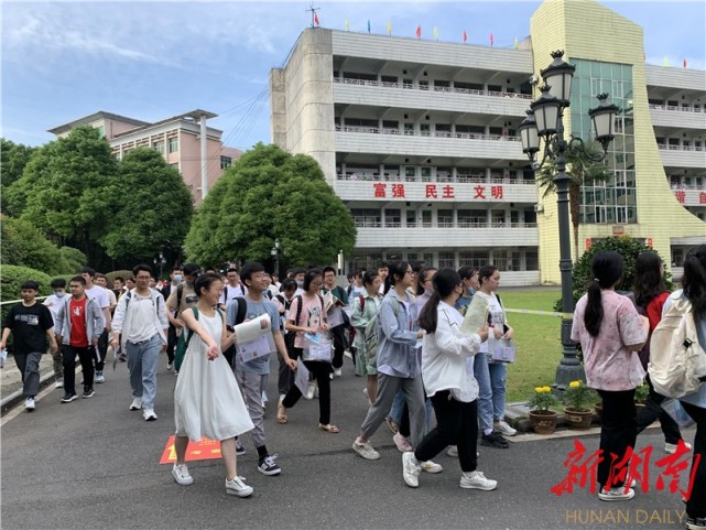 泸溪一中考点,考生走出考场,脸上洋溢着胜利的喜悦.