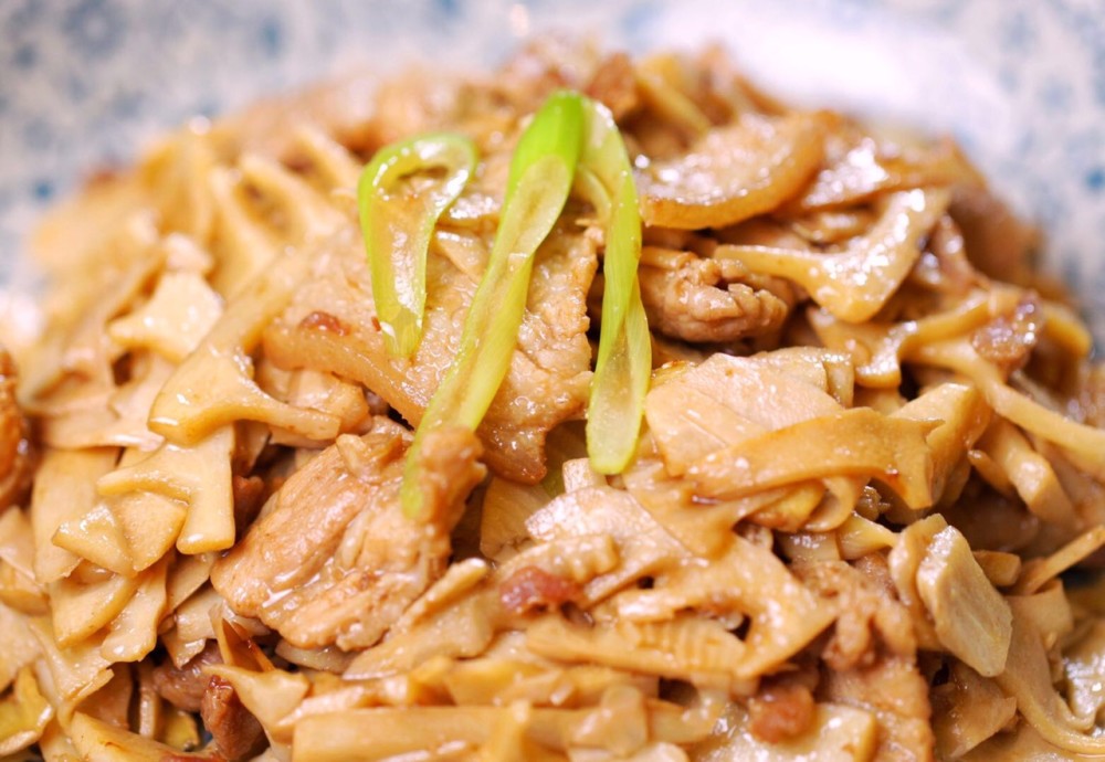 脆嫩可口的竹笋炒肉片,香香脆脆,怎么炒都好吃
