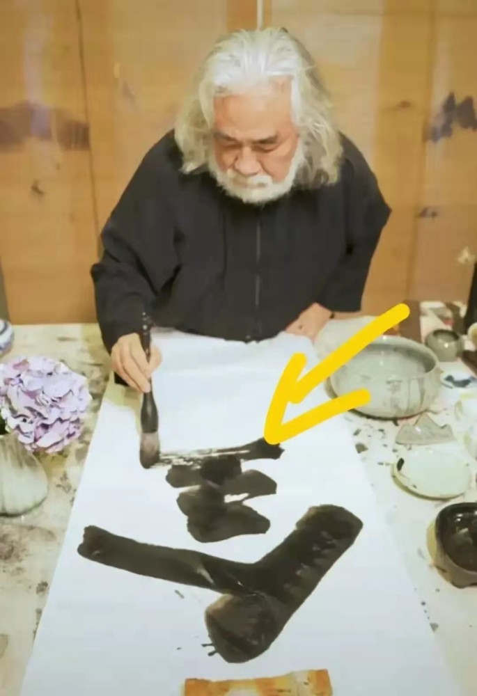 张纪中的书法,你说浓墨有骨,笔力苍劲,力透纸背吧,明显不是,你说柔弱