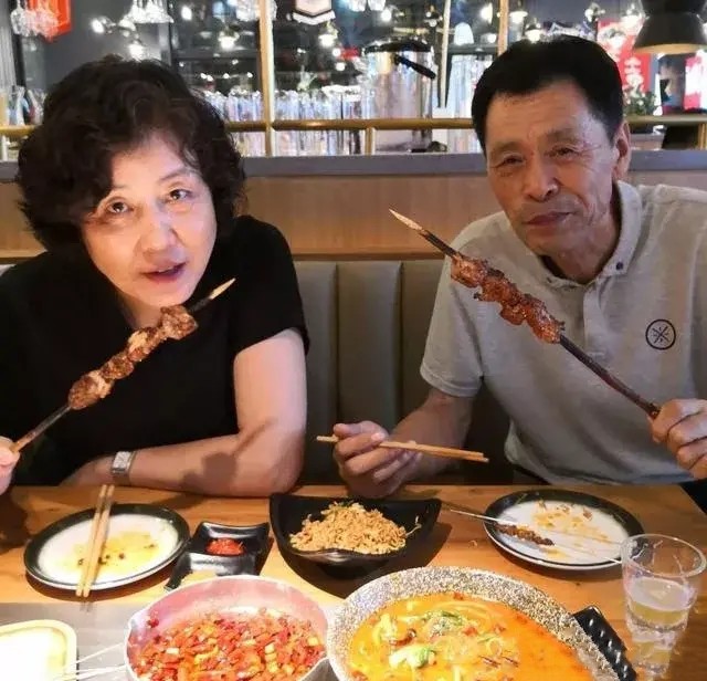 杨鸣妻子唐佳良也是一个美女,不过和杨鸣妈妈不一个风格,有人说杨鸣