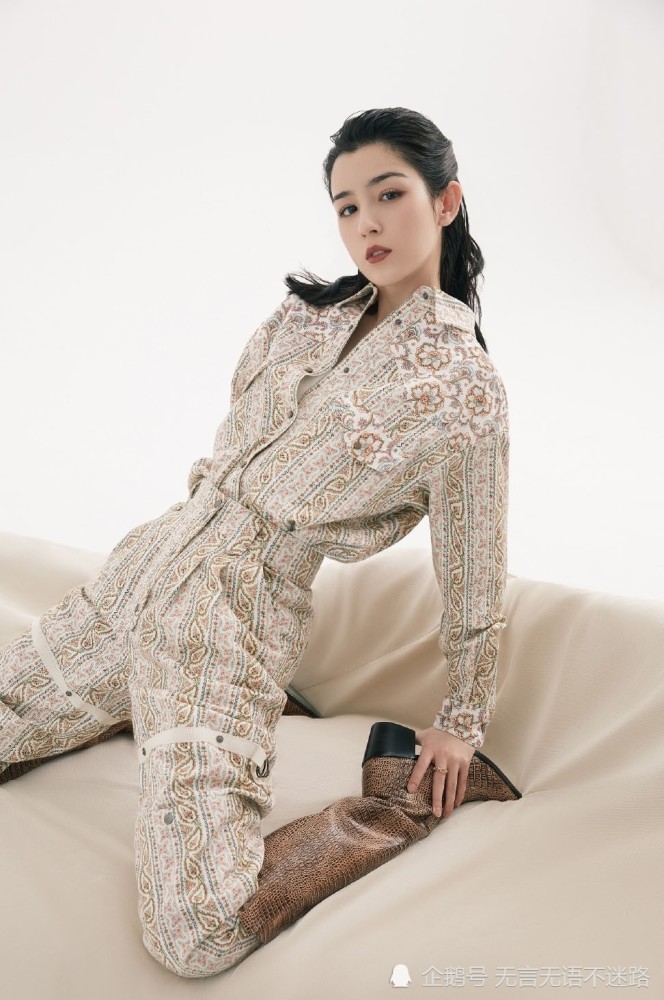 新疆美女演员哈妮克孜时尚背头造型十分养眼