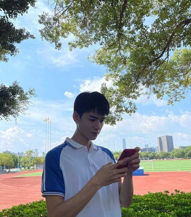 祝福高考:龚俊穿校服,李现大学门口自拍,鹿晗变锦鲤