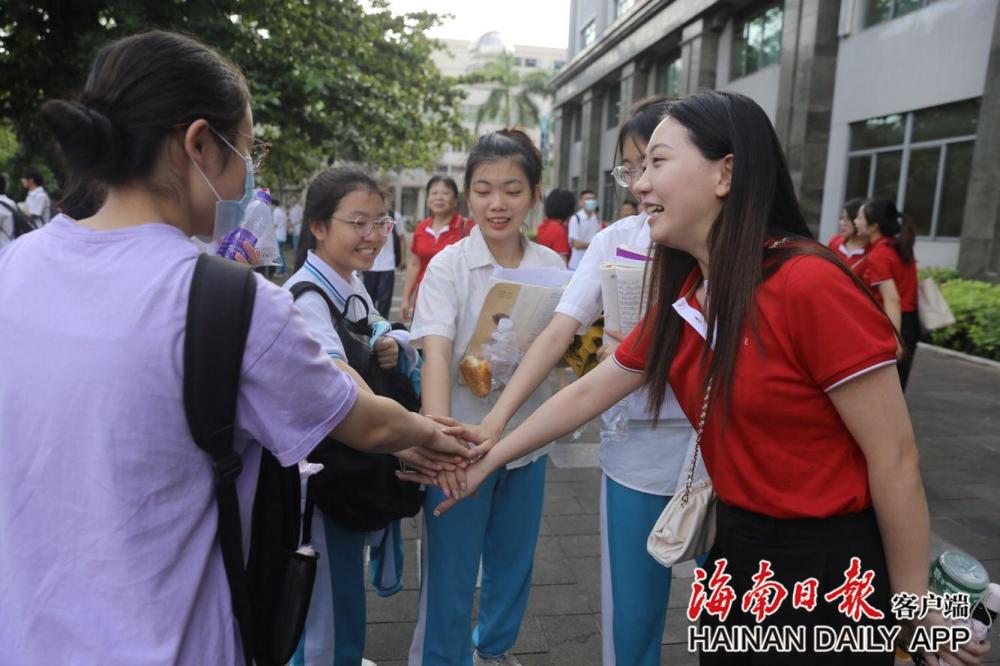 6月7日,海南中学高中部考点,学生有序进入考场.海南日报记者张茂摄