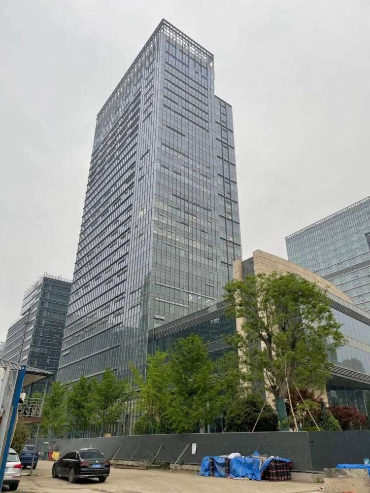 的字节跳动杭州滨江办公室坐落于滨江区滨河路598号的星耀中心一号楼