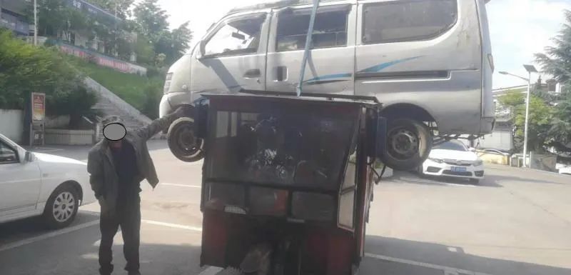 大车拉小车我们都屡见不鲜 而小车拉大车 一辆三轮,一根绑带 摇摇晃晃