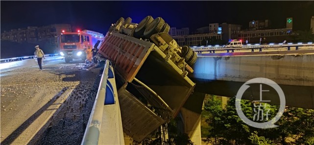 满载石子大货车凌晨翻覆 悬空卡在两桥中间