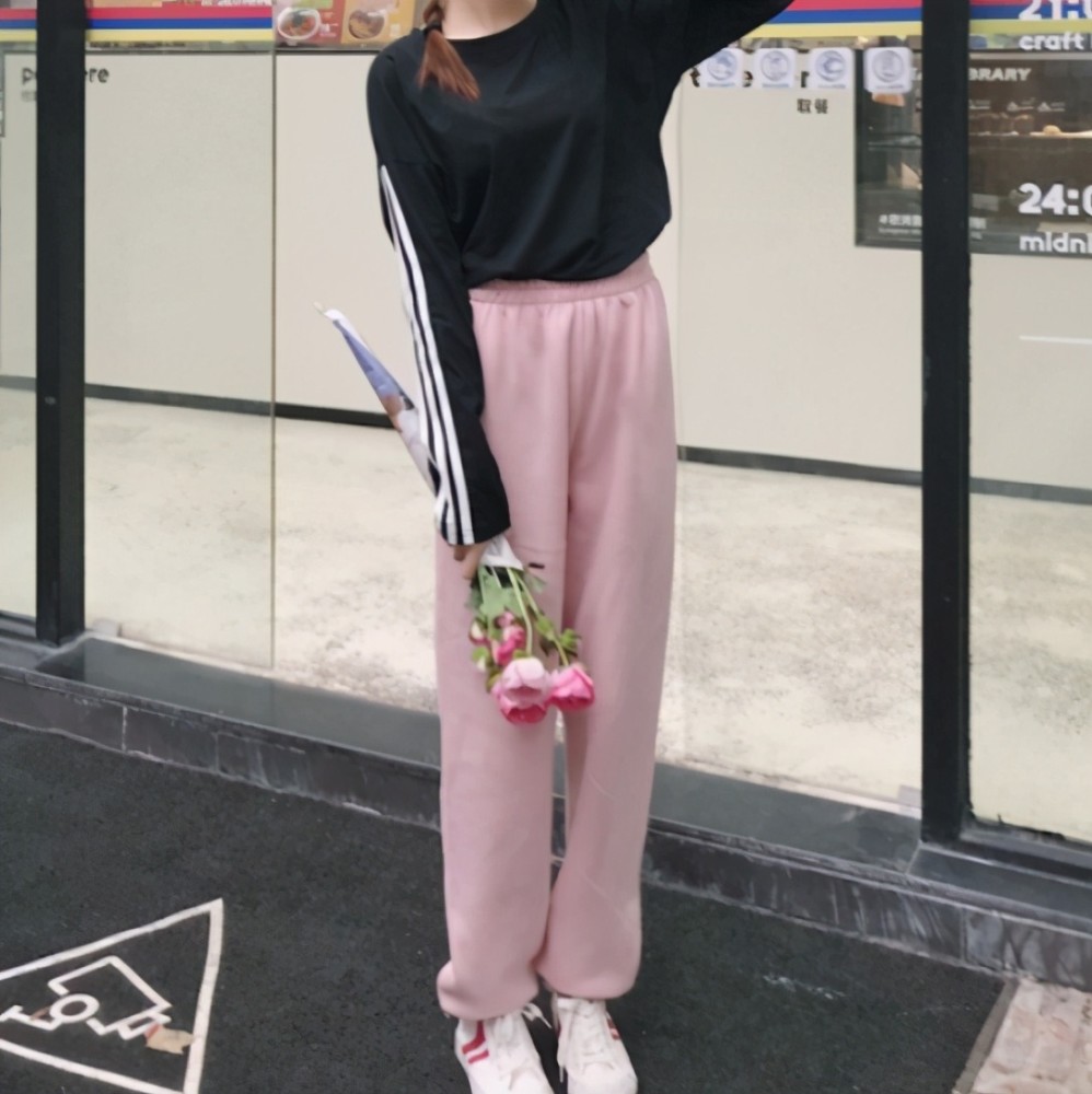 52岁的许晴穿粉色连衣裙,打扮像小姑娘,太任性了吧