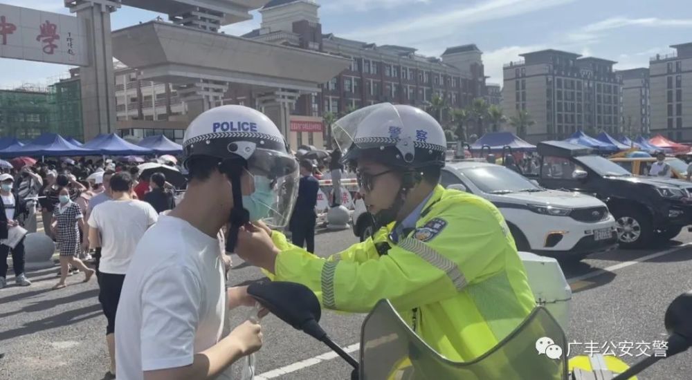 遗落在家中,广丰交警铁骑队员了解情况后,立即帮学生戴上头盔,一路