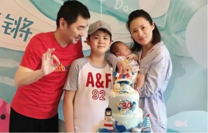 蒋勤勤儿子罕见露面,14岁超妈妈半个头,样子随了陈建斌