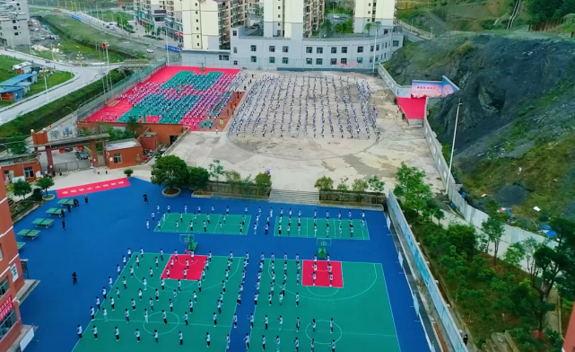 团结街道辖区内黄板村,距沿河县浙江商贸城800米,与沿河县思源实验