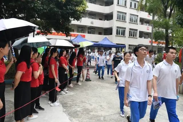 新兴县惠能中学考点现场准备了冰柜,提供冰凉饮料,给辛苦值勤的交警