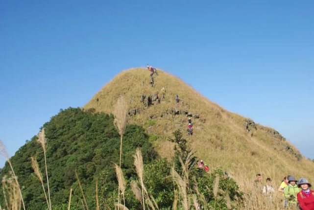 公母山,位于宁明县与越南交界处,为中越的界山.