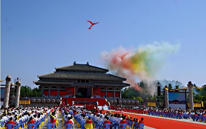 程学源出席辛丑年世界华人炎帝故里寻根节开幕式暨拜谒炎帝神农大典并