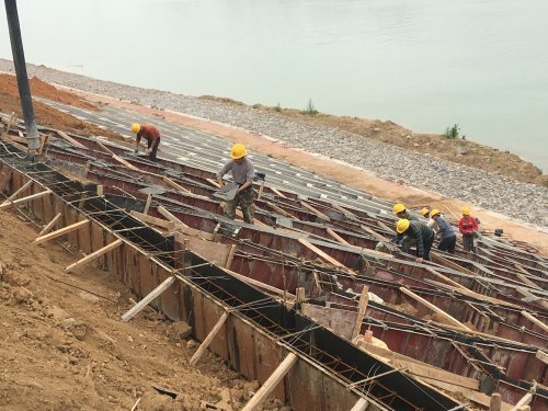 广西主要支流贵港市郁江左岸铁路桥至洪冲段治理工程护岸框格梁施工.