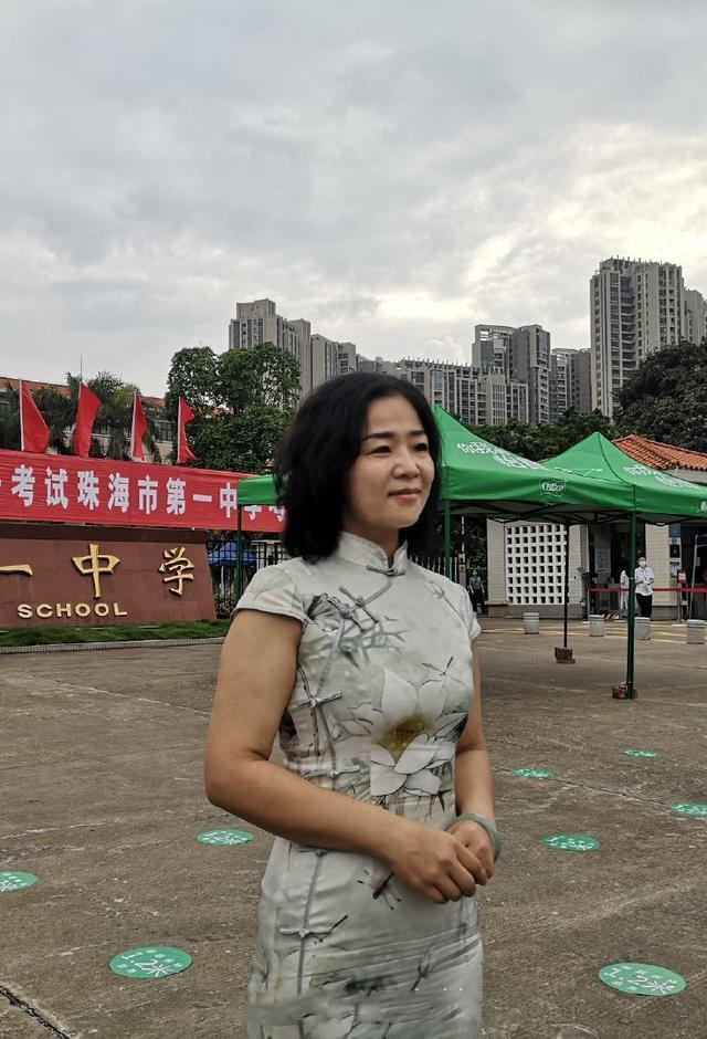 高考首日"旗袍妈妈"们抢镜,别人都是来送考的,您是来走秀的吧