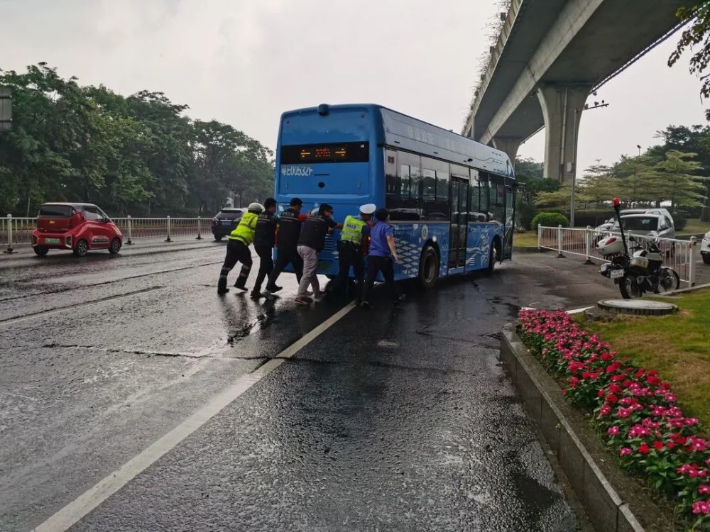 当日9时50分,西樵应急部门在西樵高级中学对出的西崇线及时叫停洒水车