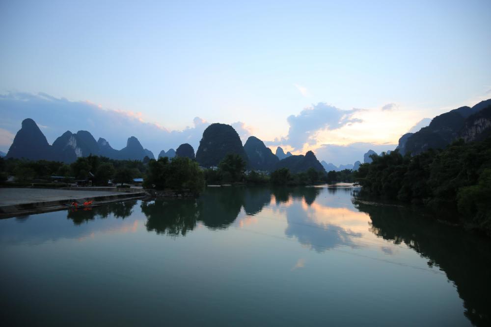 桂林山水甲天下,我喜欢悠然地在漓江畔吹吹风,你呢?