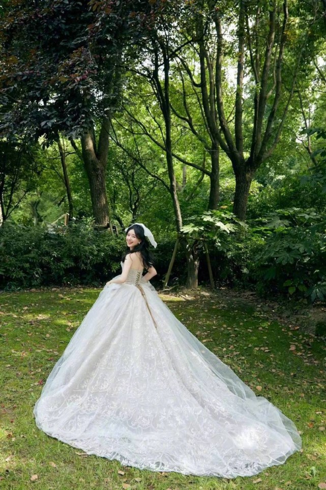 上游时尚|赵露思拽地大裙摆的抹胸公主裙,有落跑公主内味了|赵露思