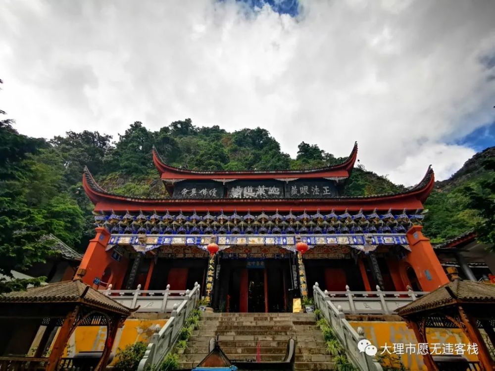 鸡足山景区值得参拜的寺庙有祝圣寺,虚云寺,碧云寺,迦叶殿,铜瓦殿,华