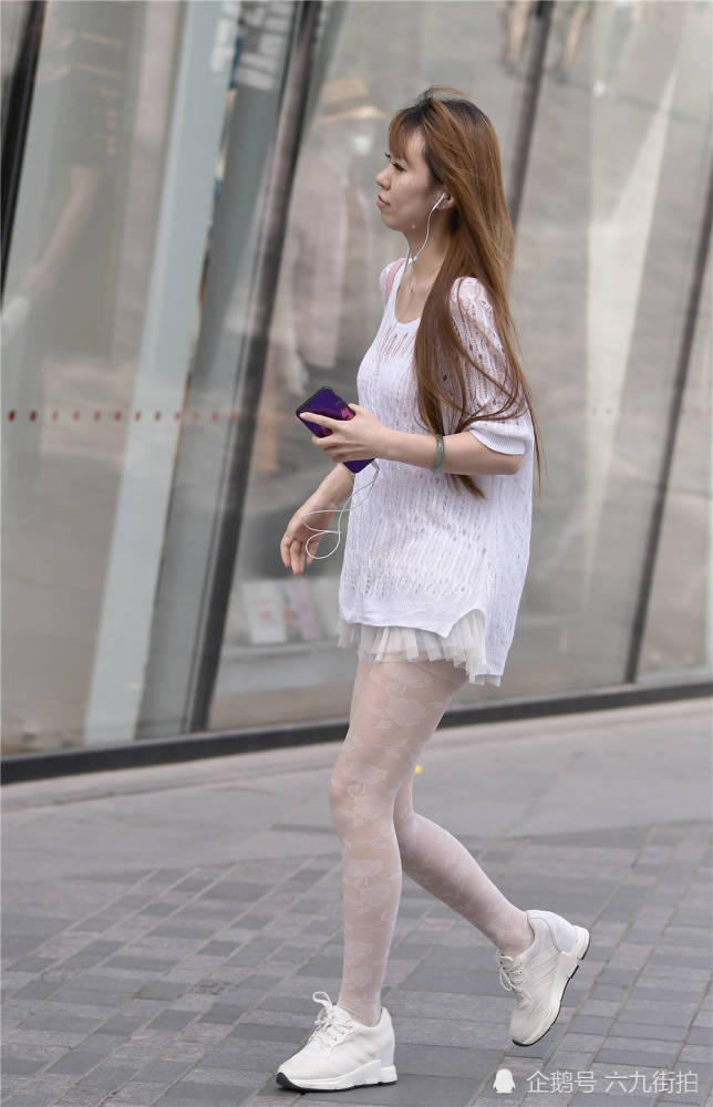 白色丝袜搭配运动鞋,薄纱百褶裙,被针织衫遮住