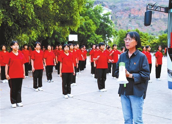 6月7日,丽江华坪女子高级中学的150名考生在该校党支部书记,校长