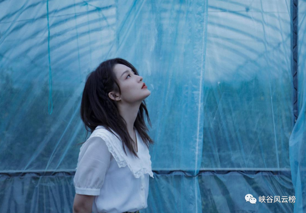 李沁在蔬菜大棚拍写真,森系氛围感十足,禁欲碎花裙甜蜜暴击