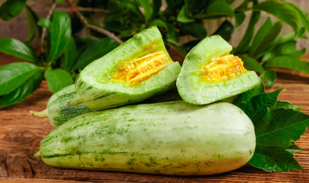 买羊角蜜时,选绿皮瓜还是白皮的?瓜农告诉你,别再买错