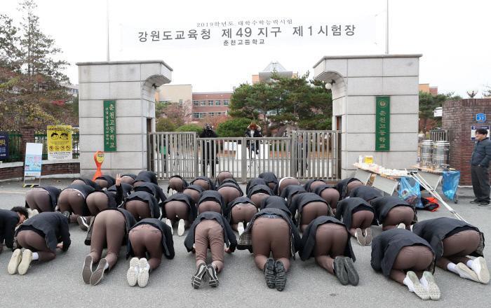 各国高考百态:日本穿黑色衣服,韩国跪地叩拜,印度花式