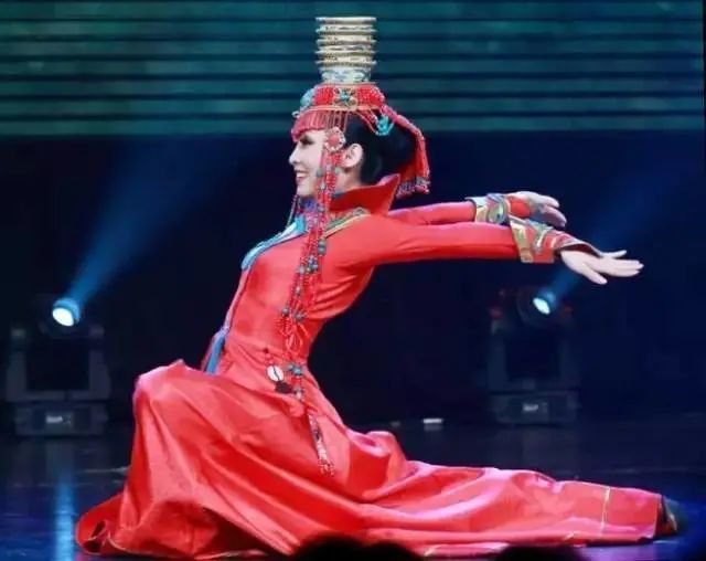 顶碗舞是蒙古族的一种民间舞蹈,其动作优美,气质高雅,风格独特,具有
