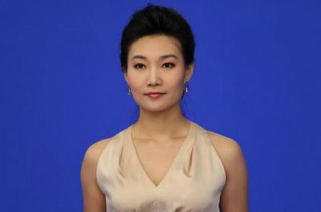 央视主持人李梓萌真名曝光,已经40多岁却还单身,市长父亲很操心
