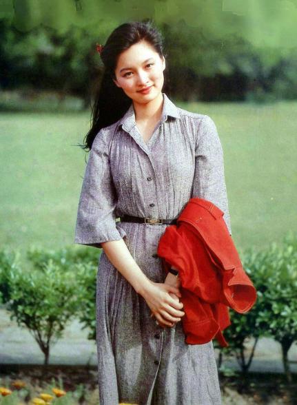 殷亭如拒好莱坞与张国立演《乡思》,事业巅峰赴美留学