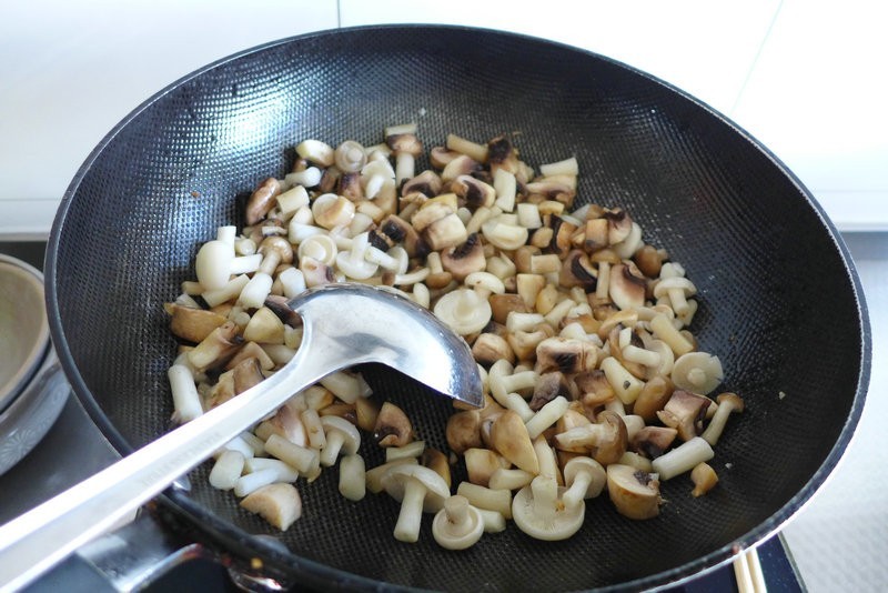 家常葱烧蘑菇,简单炒一炒,比肉都好吃,下饭又解馋