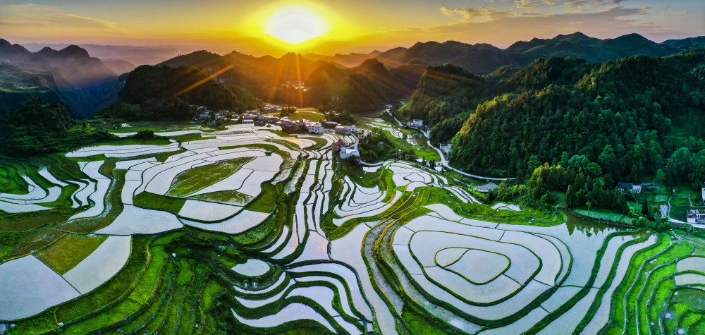 贵州高原大山里的梯田有一种与众不同的美