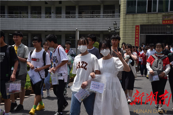 高考首日 泸溪县1631名学子应考