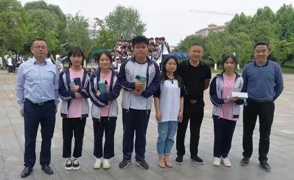 5月24日上午,徐某带着小礼物专程来到永修二中感谢四名学生.