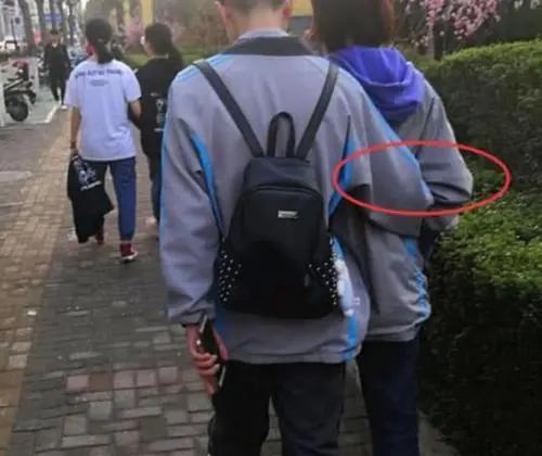 女儿早恋怎么办?小学妈妈靠骗,初中妈妈靠劝,高中妈妈靠放手