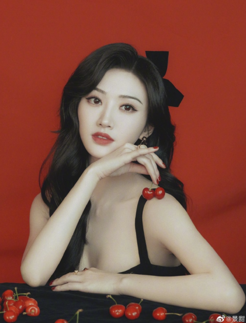 景甜晒复古港风红黑大片 细数凭借港风成功出圈的美女