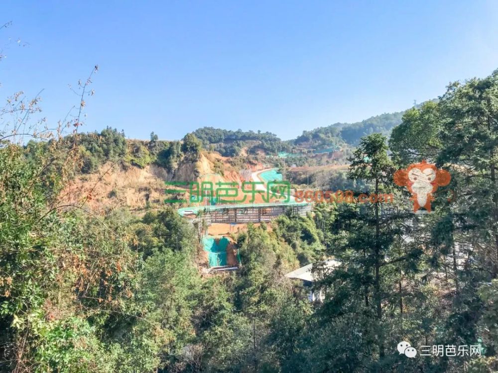 麒麟山栈道位于麒麟山公园内,一条环麒麟山景区的景观栈道已成为市民