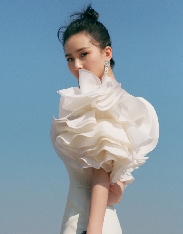 刘诗诗海边美拍一袭包臀鱼尾裙身姿优雅宛如行走的白天鹅