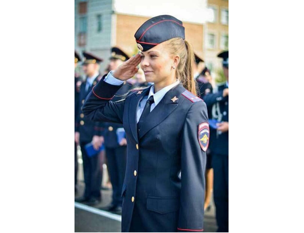 17名美丽的俄罗斯女警,佩戴俄罗斯内务部臂章,左臂和右臂不一样