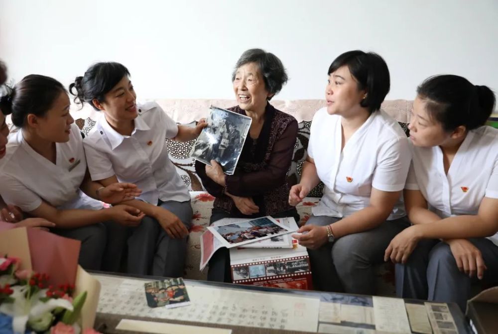 事迹被改编成电影这位退休列车长曾经家喻户晓