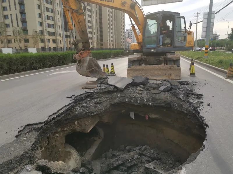 及时修复路面塌陷,助力高考保驾护航