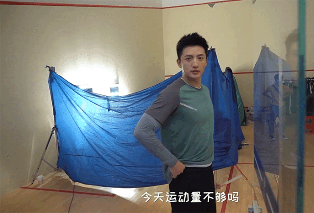 于是杨仕泽也在自己的微博中调侃: 江与诚可能是靠写作练出的八块腹肌