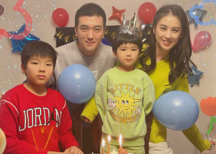 明星们的全家福:他们一家子都是大长腿,女儿的腿让现在的女孩子很羡慕
